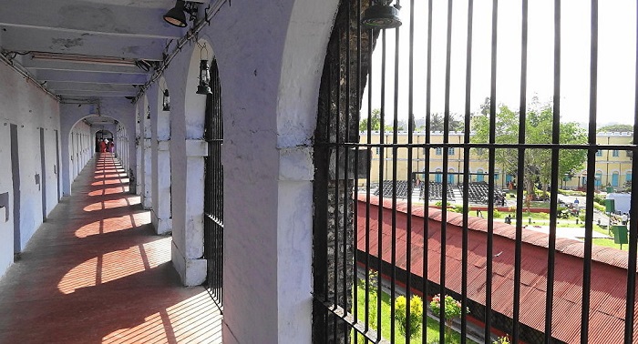 Eight terrorists escape Indian prison after killing one guard